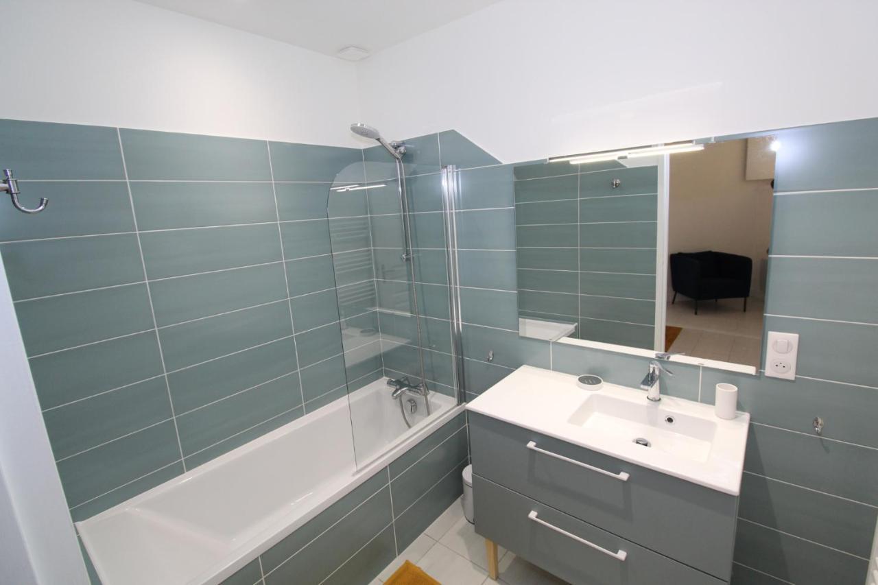 In - Sarloveze Apartment